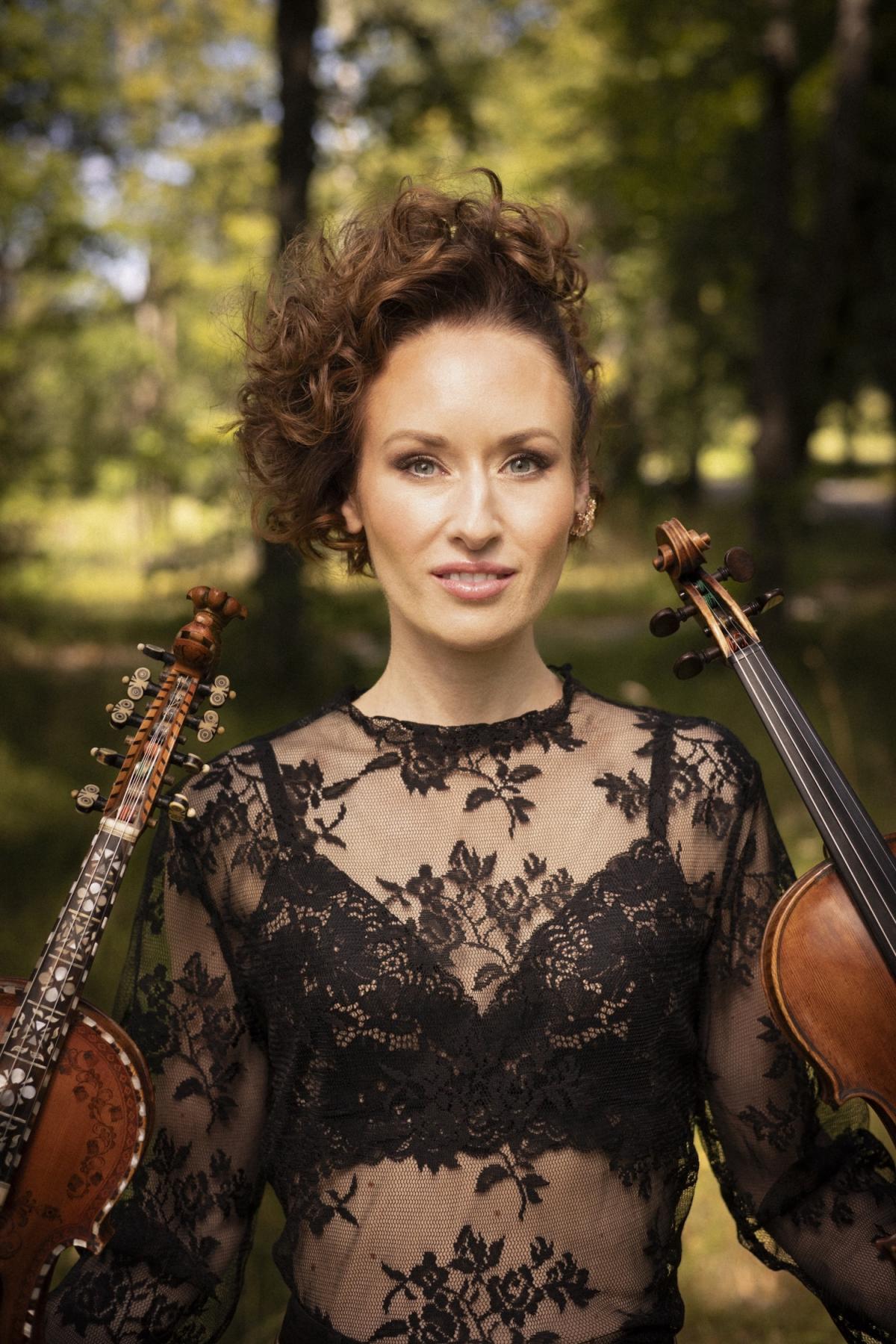 Portrait von Ragnhild Hemsing, eine junge Frau mit Hardangerfiedel und Violine