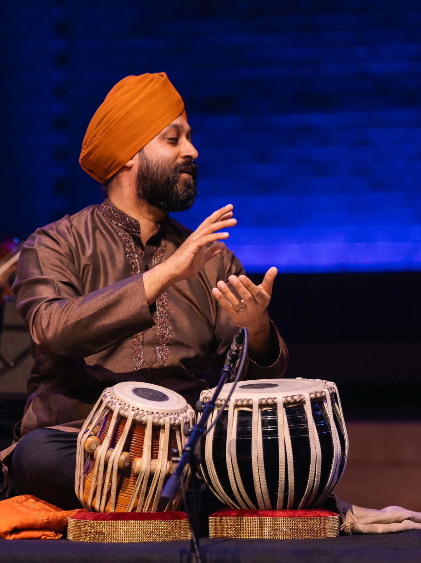 Foto von Harkiret Singh Bahra auf der Bühne