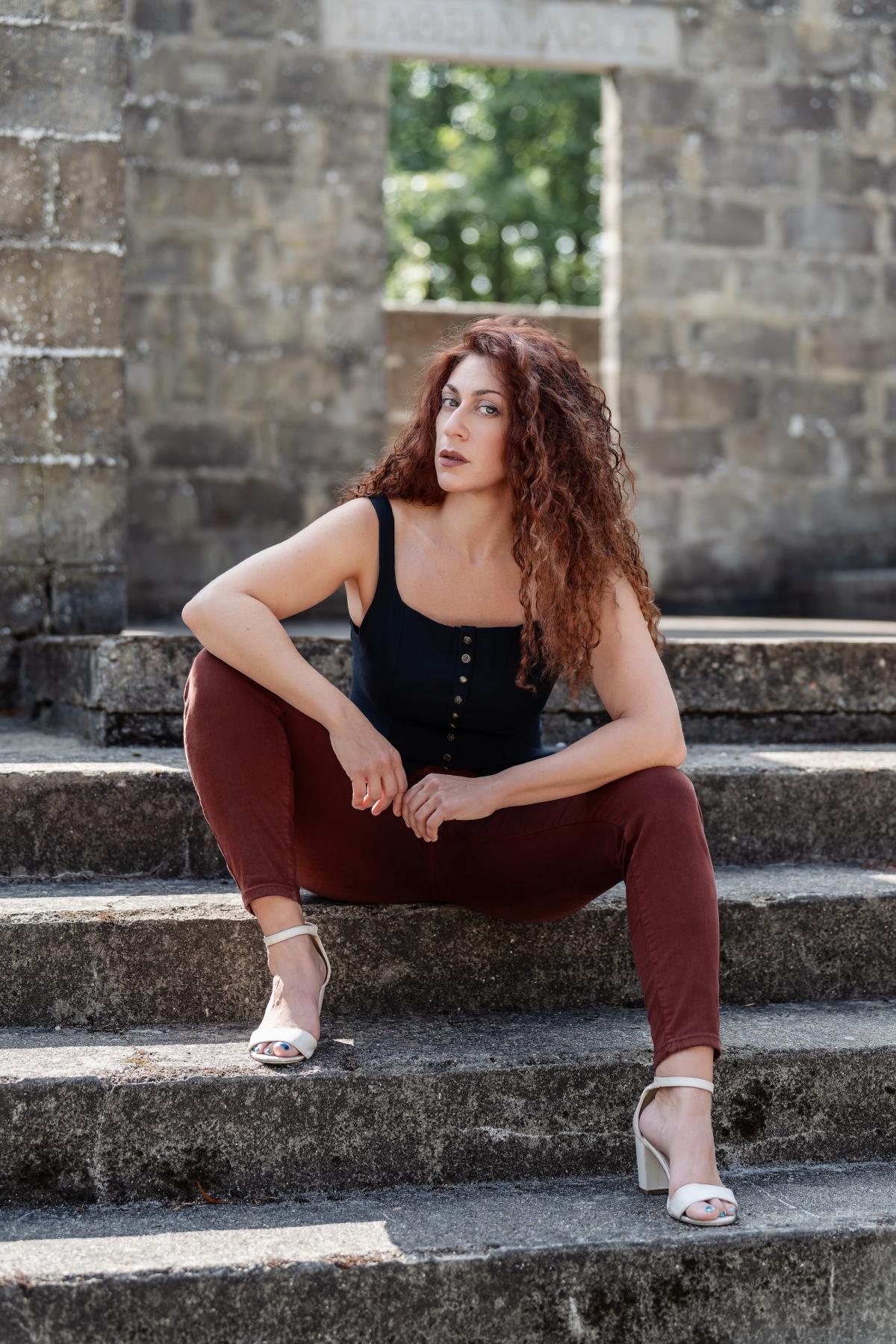 Portrait einer Frau, die auf einer Treppe sitzt