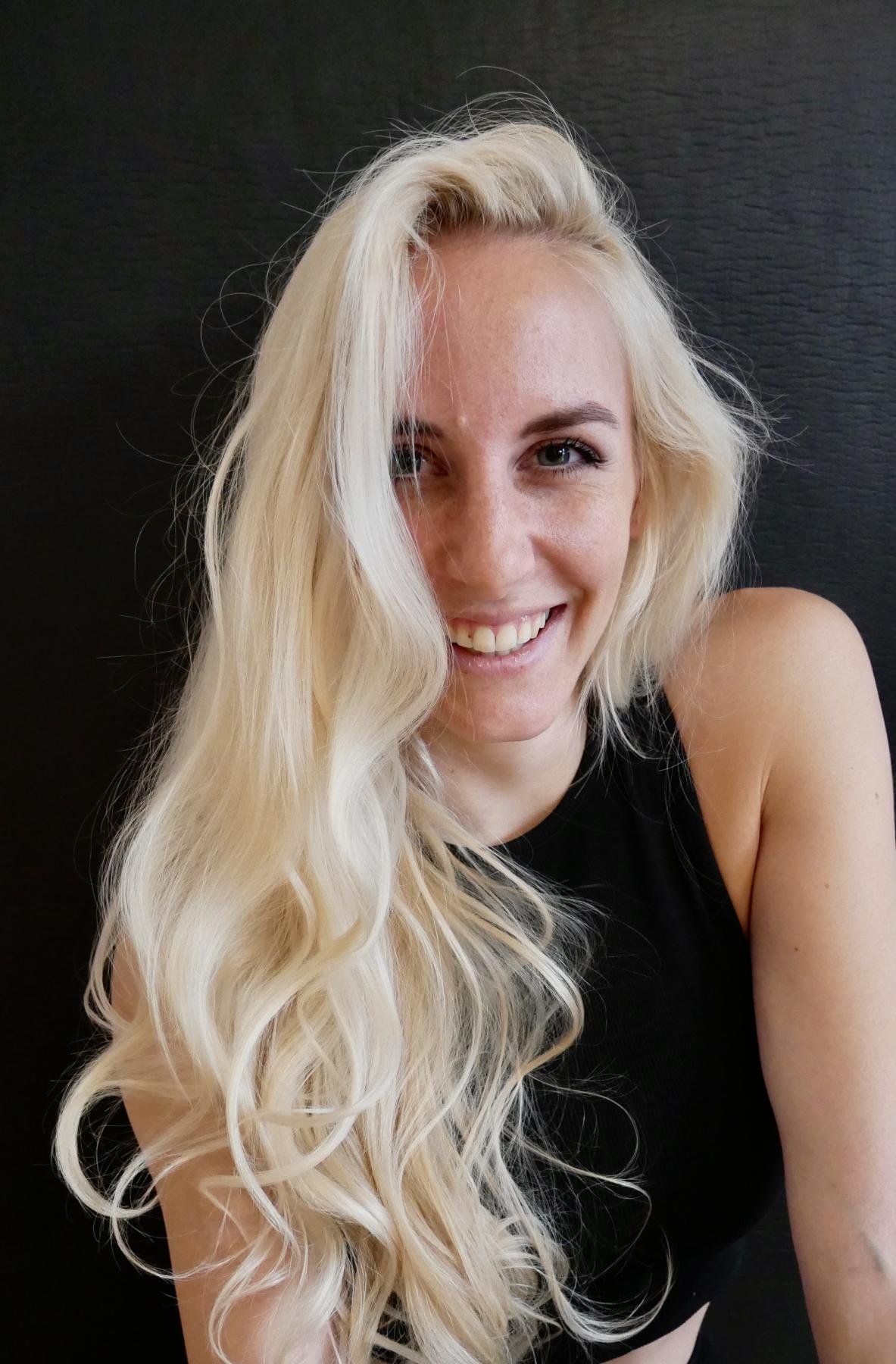 Portrait von einer blonden, lachenden Frau
