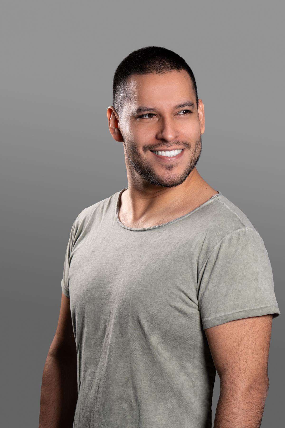 Portrait eines jungen Mannes im grauen T-Shirt