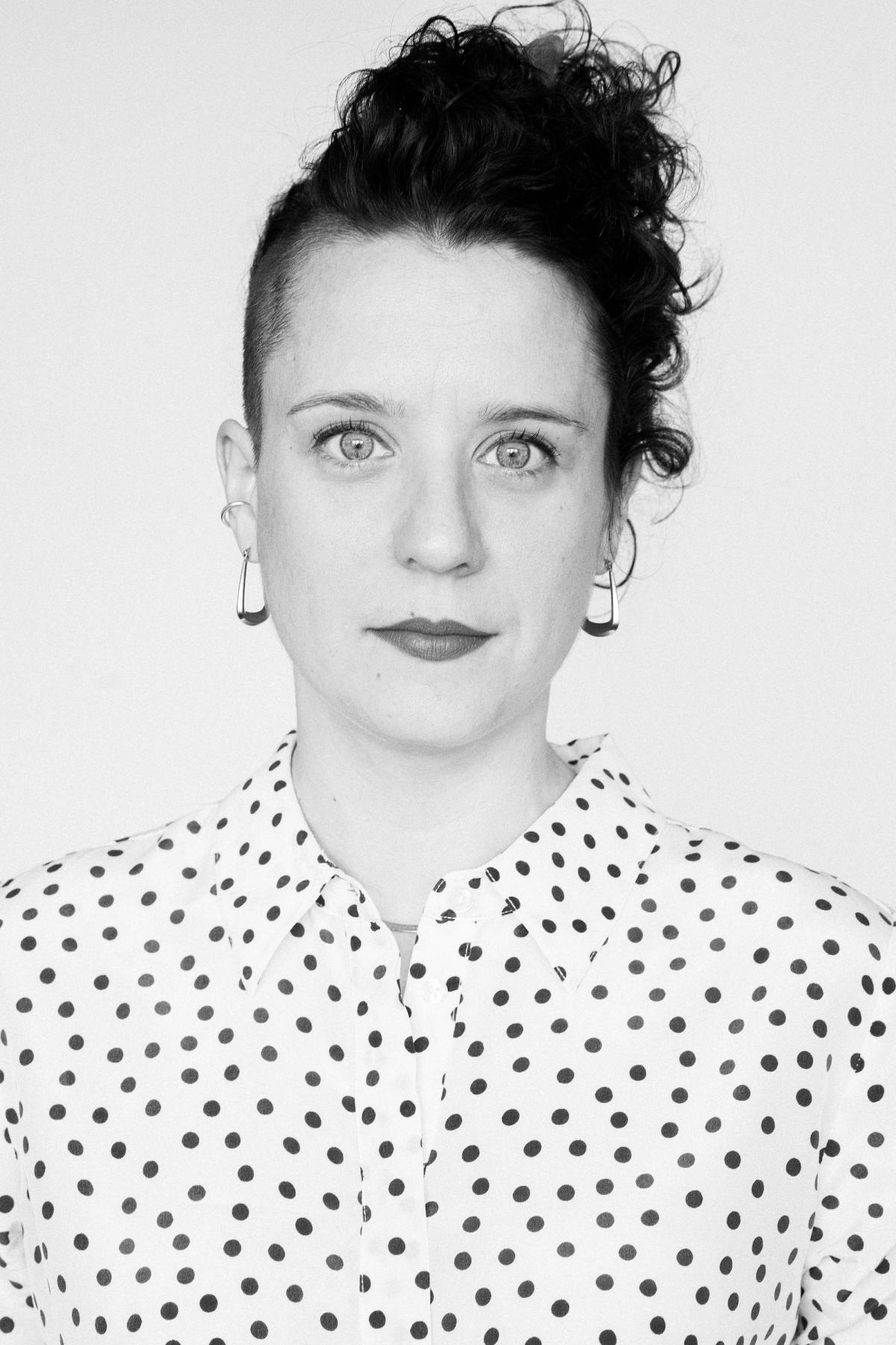 Schwarz-weiß Portrait einer jungen Frau