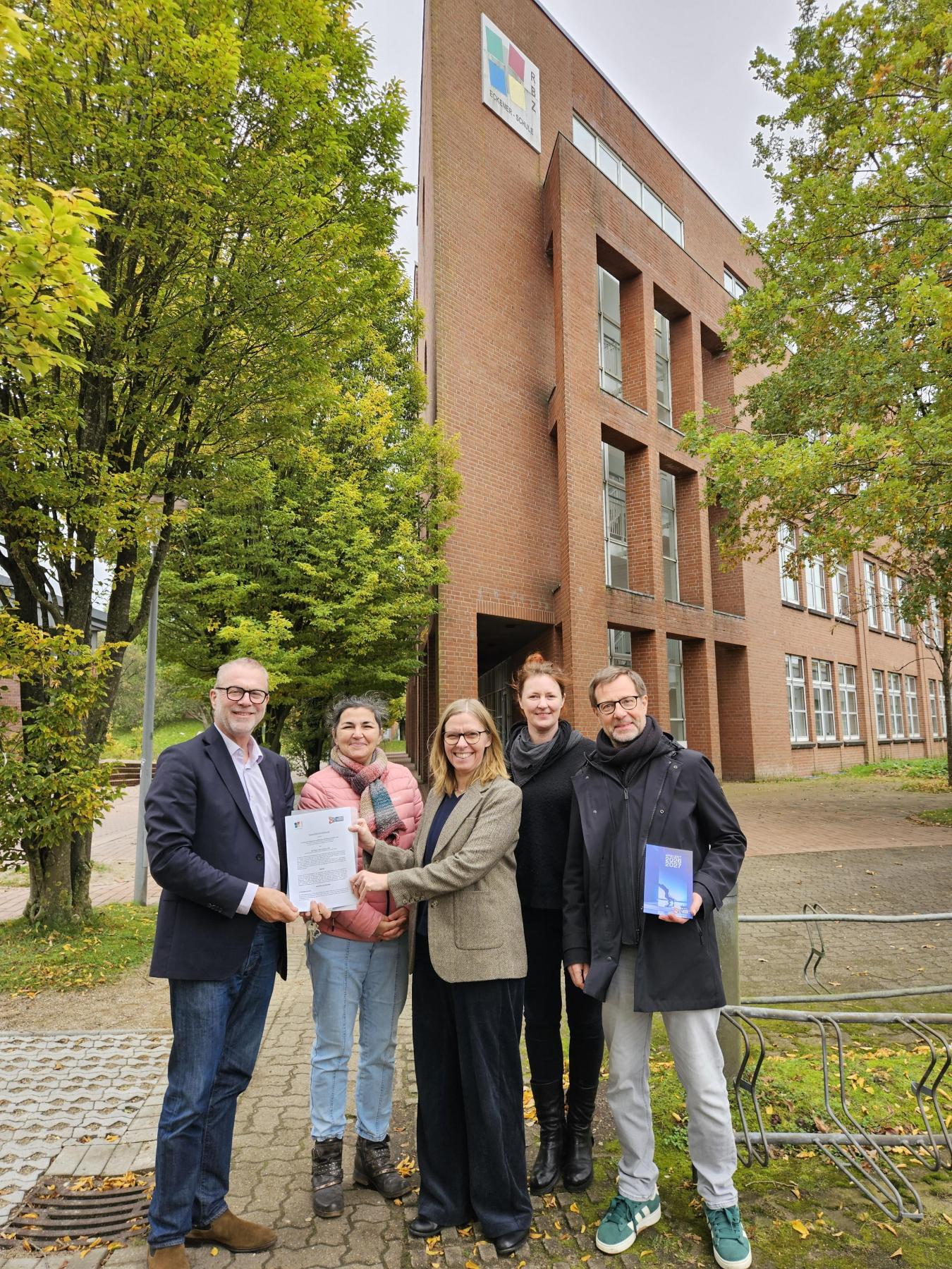 Übergabe der Kooperationsvereinbarung zwischen dem Schleswig-Holsteinischen Landestheater und der Eckener-Schule Flensburg