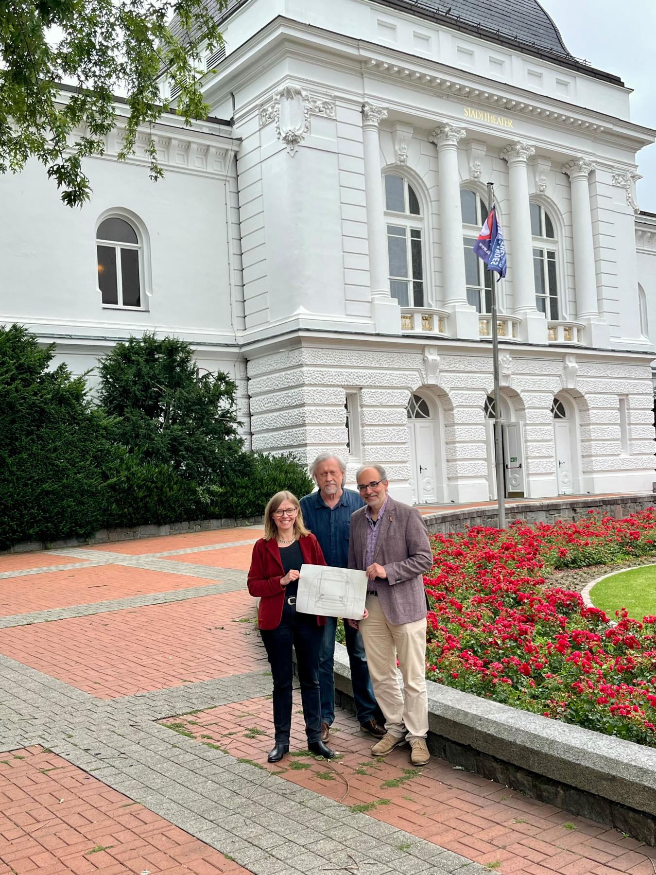 Generalintendantin Dr. Ute Lemm, Peter Rathmann und Christian Gayed (Rotary Club Rendsburg-Mittelholstein) stehen vor dem Stadttheater Rendsburg.