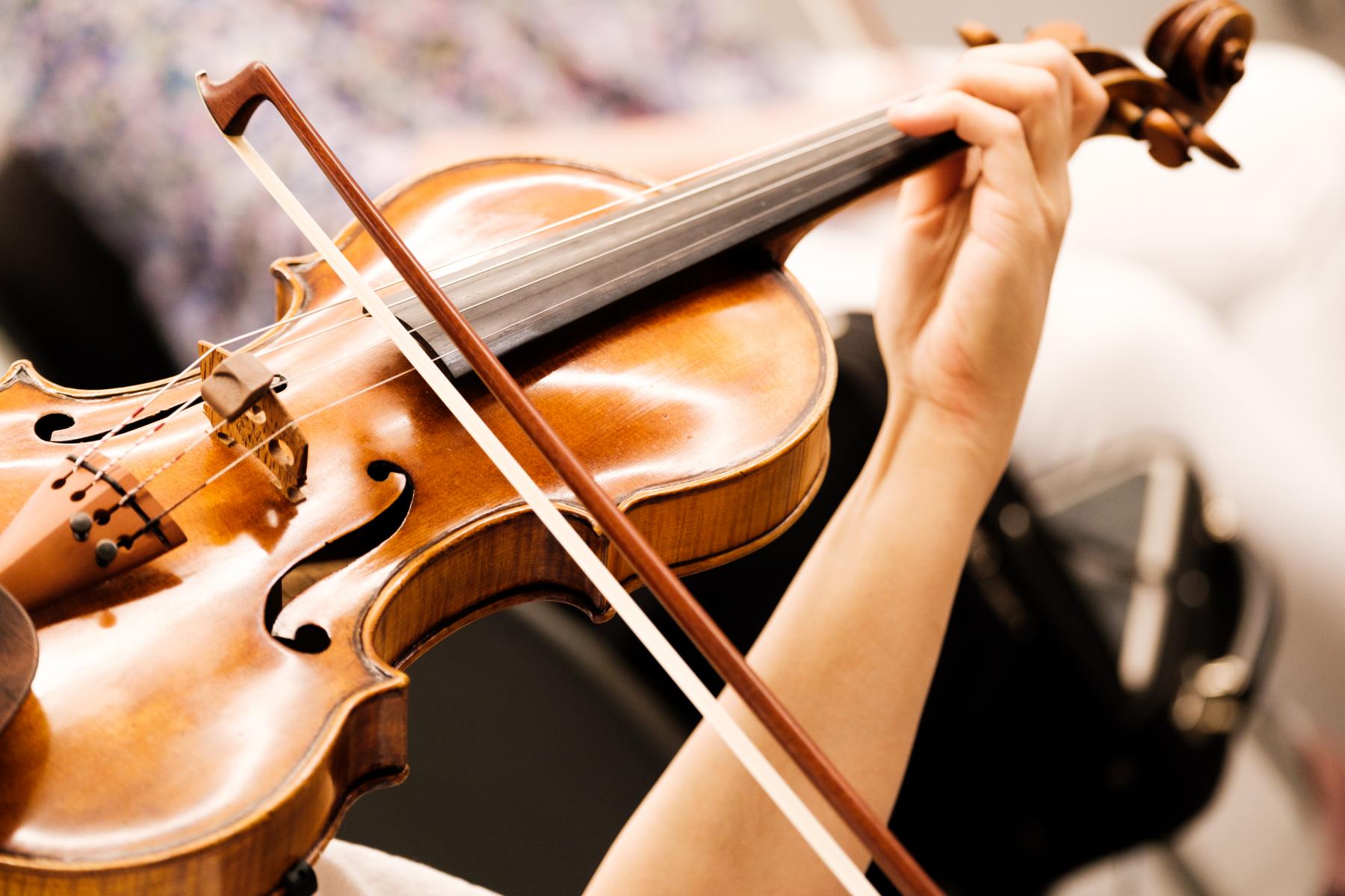Detailaufnahme einer Violine, auf der gespielt wird.