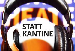 Titelbild des Podcasts Statt Kantine, es zeigt eine weiße Tasse mit aufgesetzten Kopfhörern vor dem Logo des Landestheaters