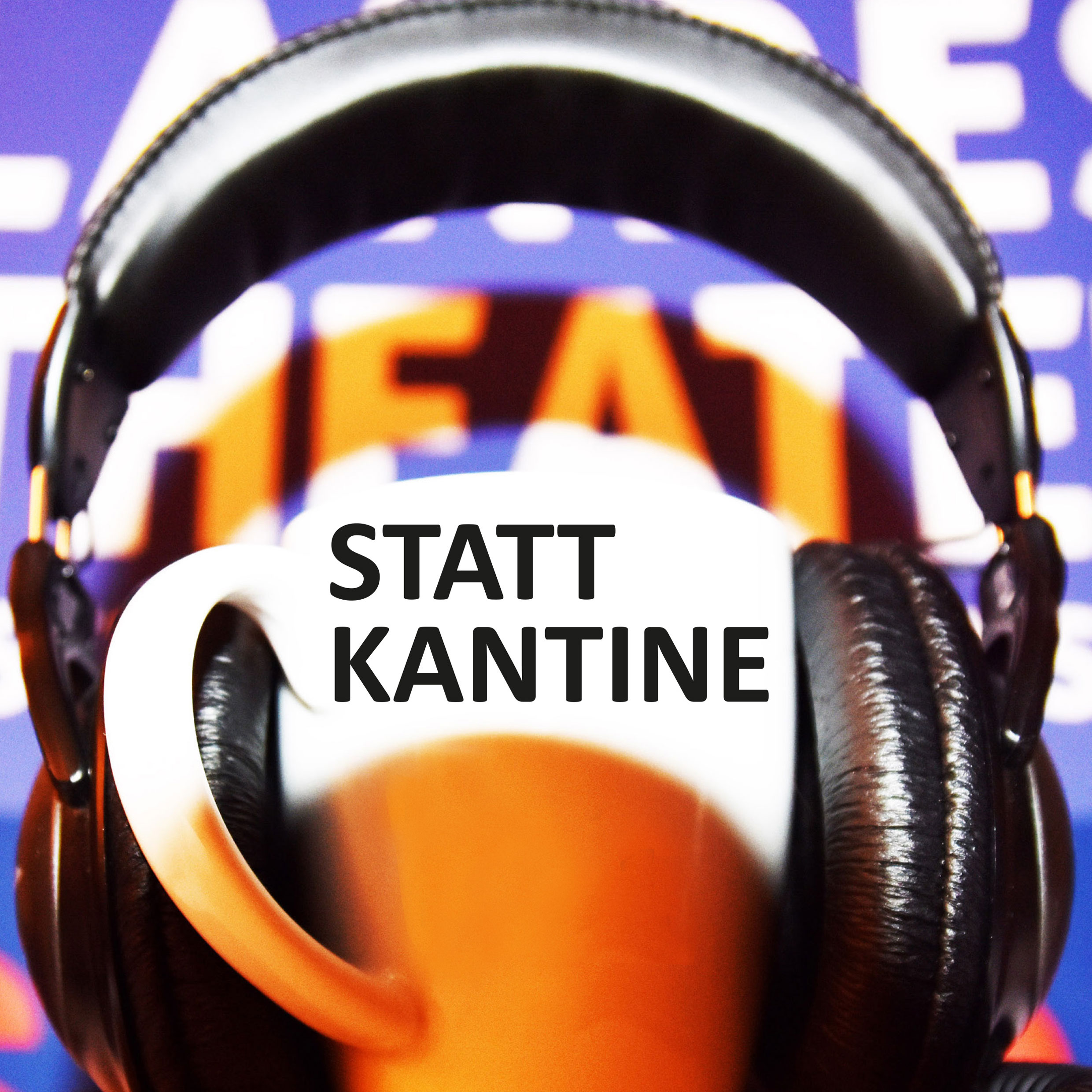 Titelbild des Podcasts Statt Kantine, es zeigt eine weiße Tasse mit aufgesetzten Kopfhörern vor dem Logo des Landestheaters