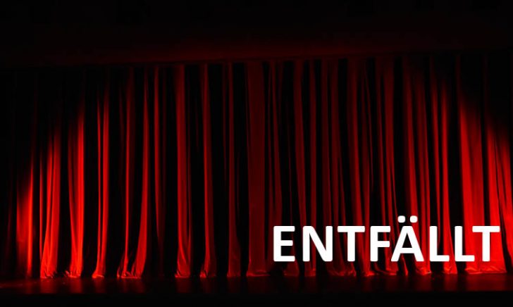 Ein geschlossener roter Theatervorhang mit dem Wort ENTFÄLLT versehen