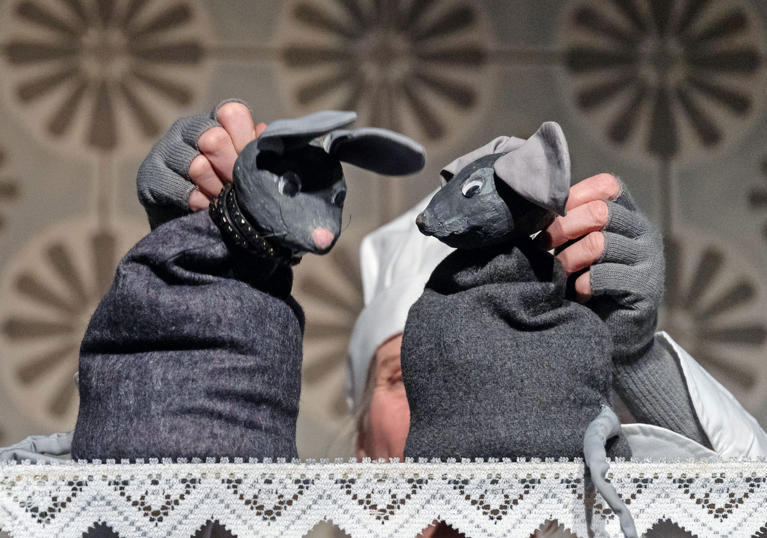 Szenenfoto aus FREDERICK, zwei Puppen in der Form von Mäusen stehen einander gegenüber