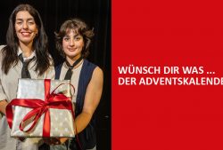 Zwei Frauen vor schwarzem Hintergrund, sie halten ein großes, weihnachtlich verpacktes Geschenk mit roter Schleife in die Kamera und lächeln, rechts ein roter Kasten mit dem weißen Schriftzug "WÜNSCH DIR WAS ... Der Adventskalender!"