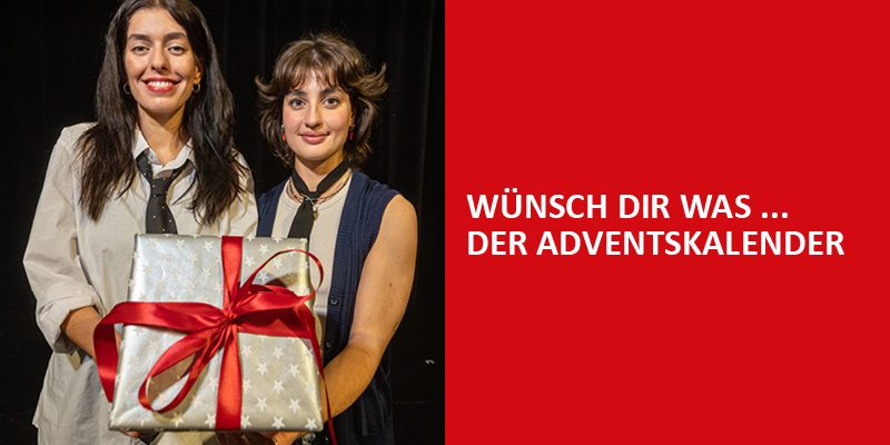 Zwei Frauen vor schwarzem Hintergrund, sie halten ein großes, weihnachtlich verpacktes Geschenk mit roter Schleife in die Kamera und lächeln, rechts ein roter Kasten mit dem weißen Schriftzug "WÜNSCH DIR WAS ... Der Adventskalender!"