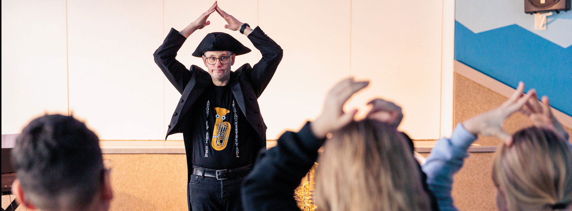 Jens Wischmeyer tanzt mit den Kindern aus dem Publikum des Klassenzimmerkonzertes