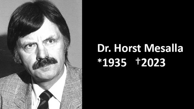 Links das schwarz-weiße Portraitfoto von Dr. Horst Mesalla, rechts ein weißer Schriftzug "Dr. Horst Mesalla *1935 †2023" vor schwarzem Hintergrund